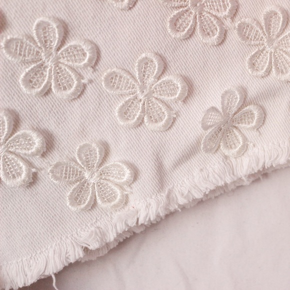 NWOT F21 White Floral Shorts - Picture 8 of 8